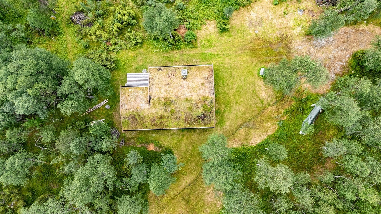 Romslig tomt på over 2,5 mål. Galleribilde