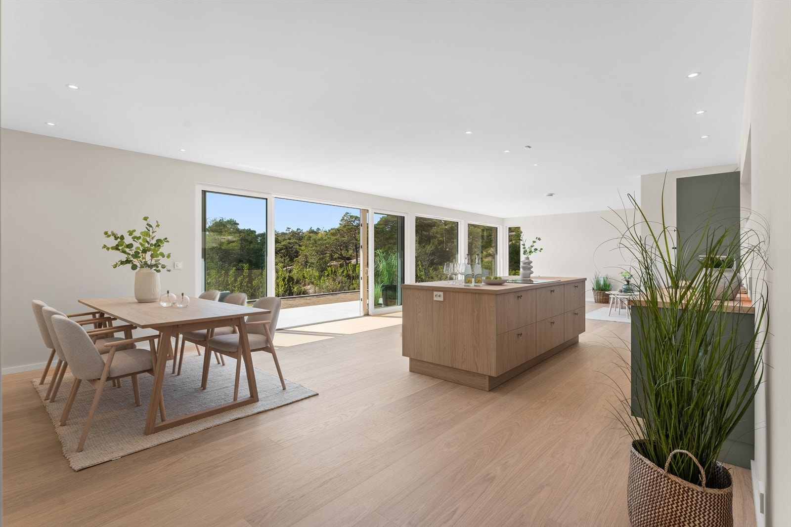 Skyvedør og store vindusflater som gir mye lys Galleribilde