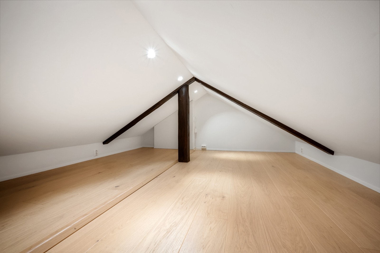 Hems med adkomst via stige med ca. 10 m² gulvareal. Galleribilde