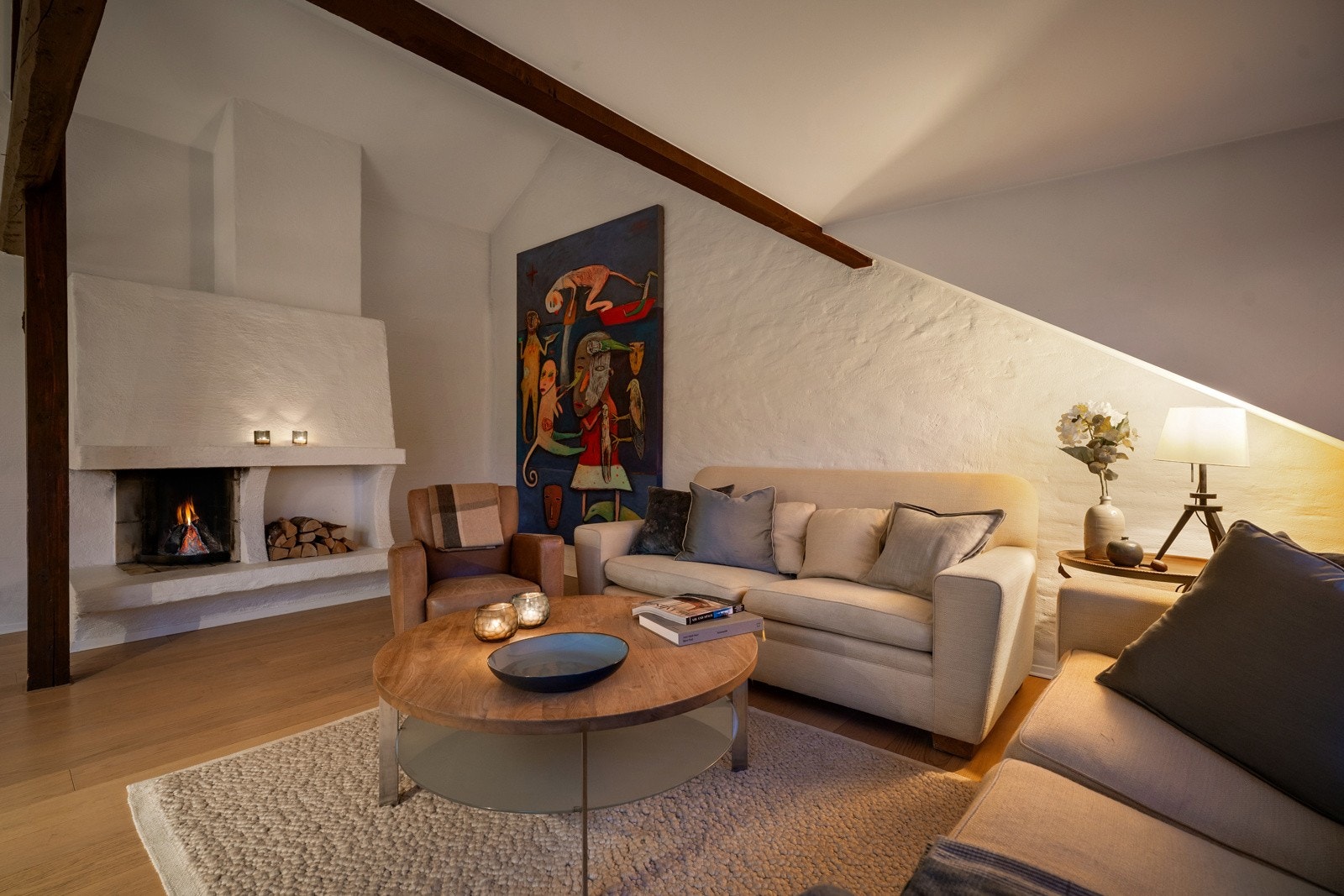 Samtlige oppholdsrom er utstyrt med parkett og en peis sørger for effektiv varme. Galleribilde