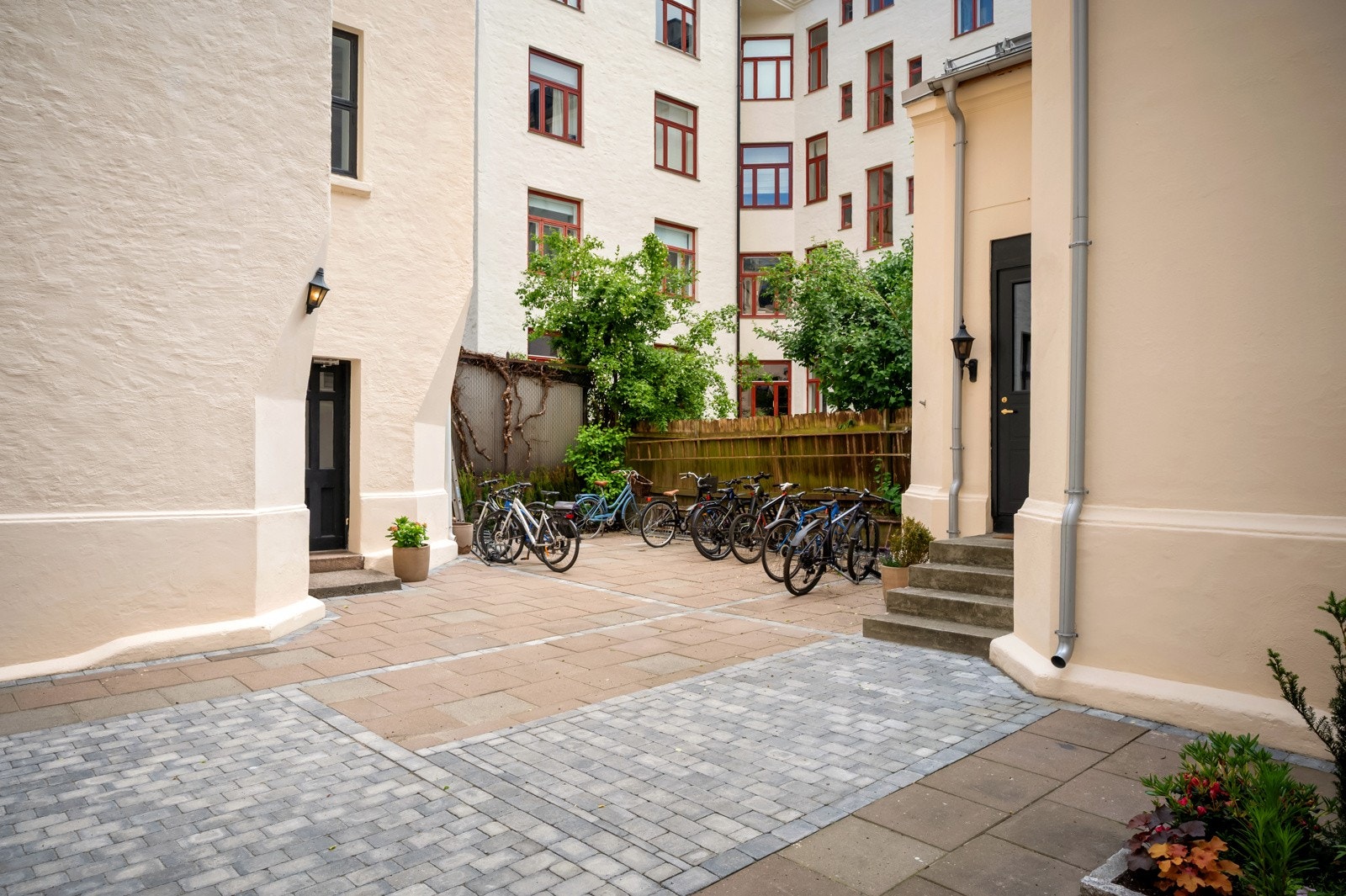 Pent opparbeidede fellesareal og bakgård med sykkelparkering m.m. Galleribilde