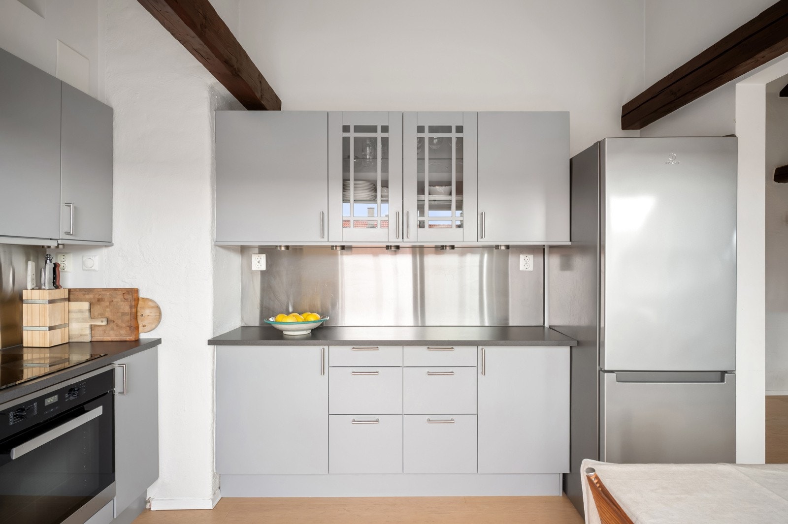 Rikelig med lagringsplass i romslige skap- og skuffeseksjoner. Galleribilde