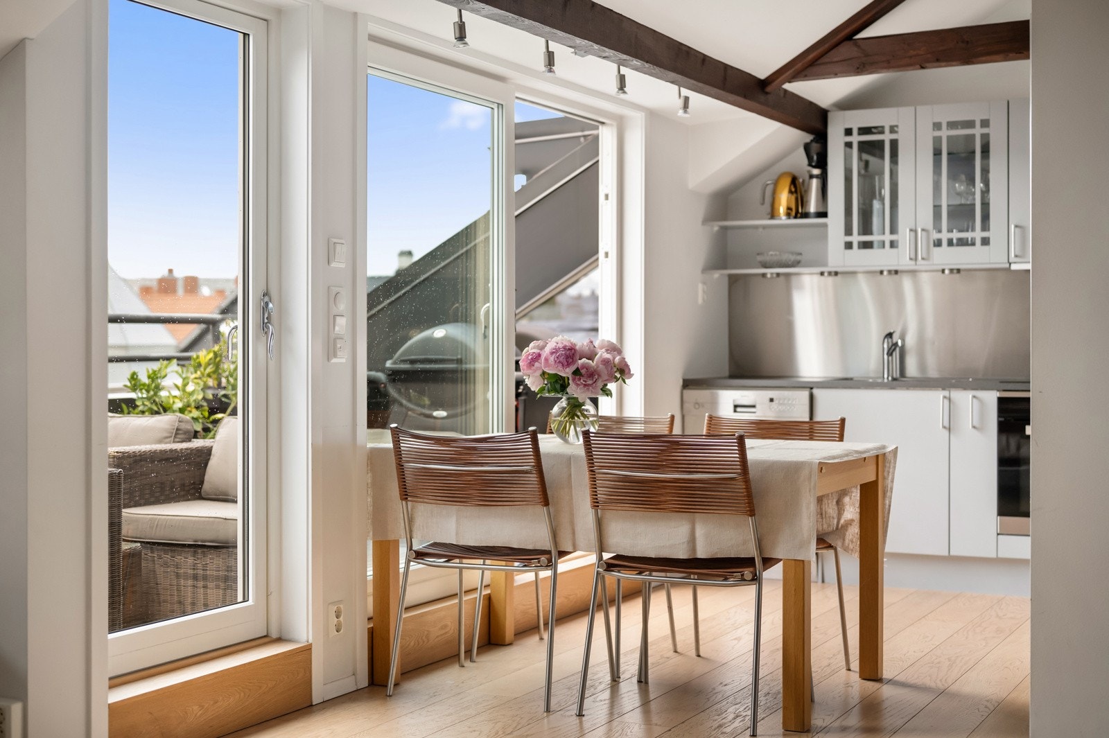 Skjermet takterrasse med fin plass til stort utemøblement. Galleribilde