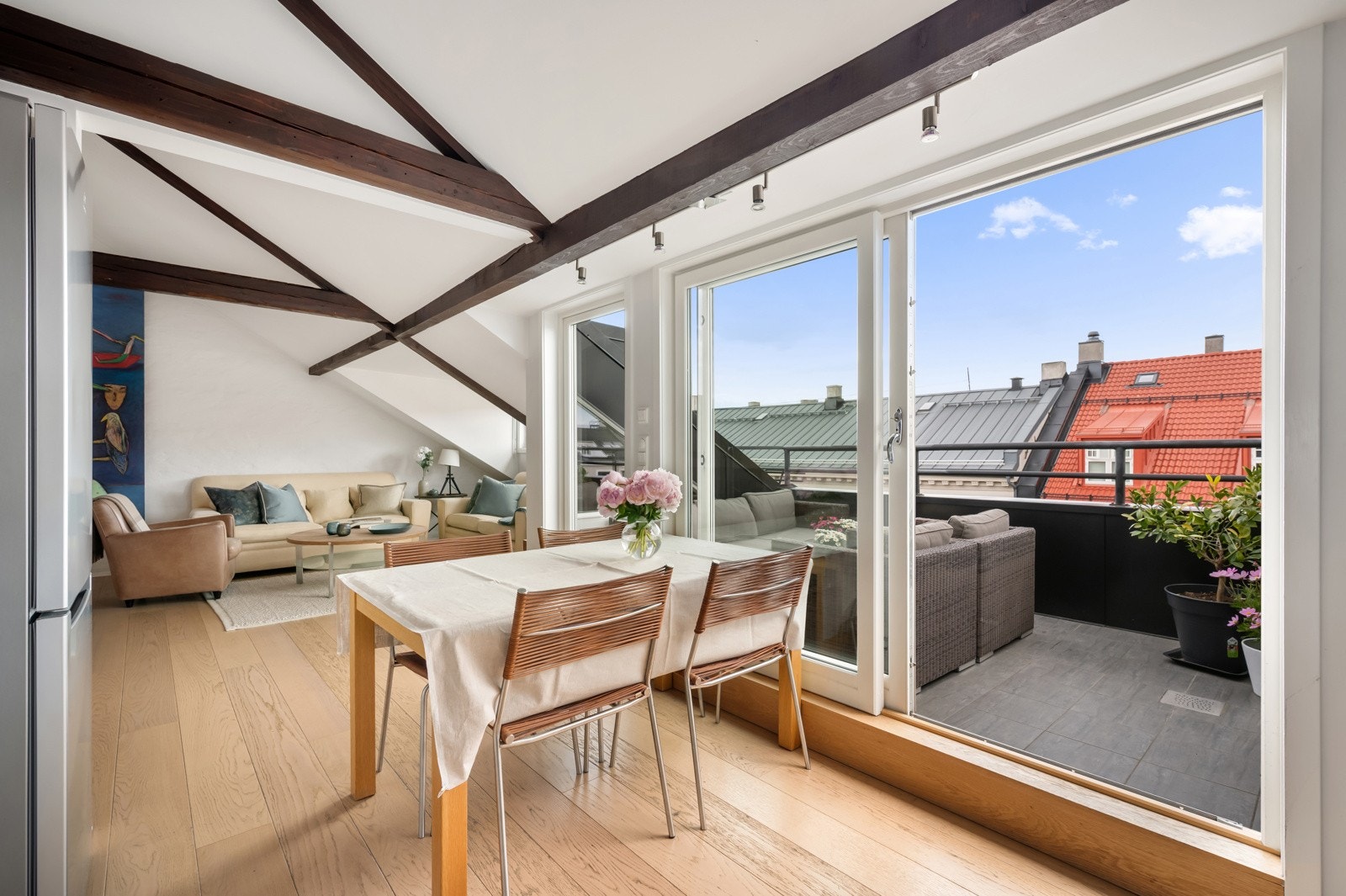 Glimrende solforhold med sol fra formiddag og til sen kveld midtsommers. Galleribilde