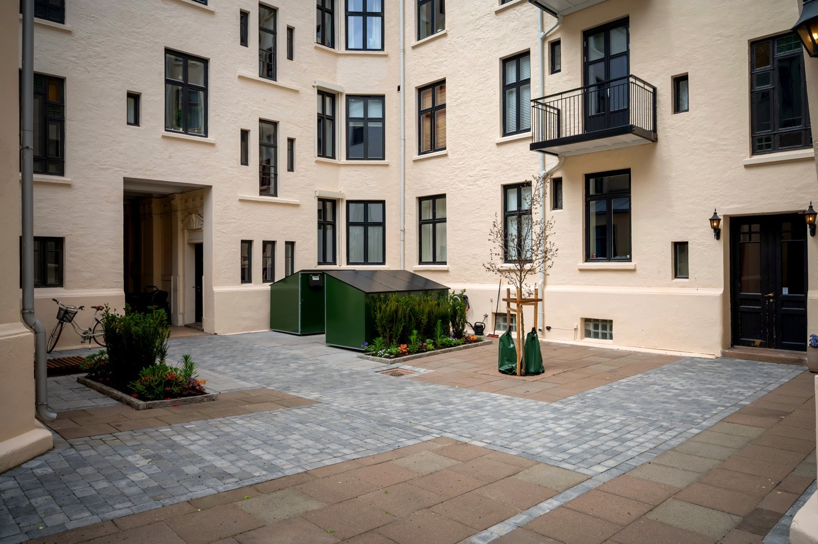 Pent opparbeidede fellesareal og bakgård med sykkelparkering m.m. Galleribilde