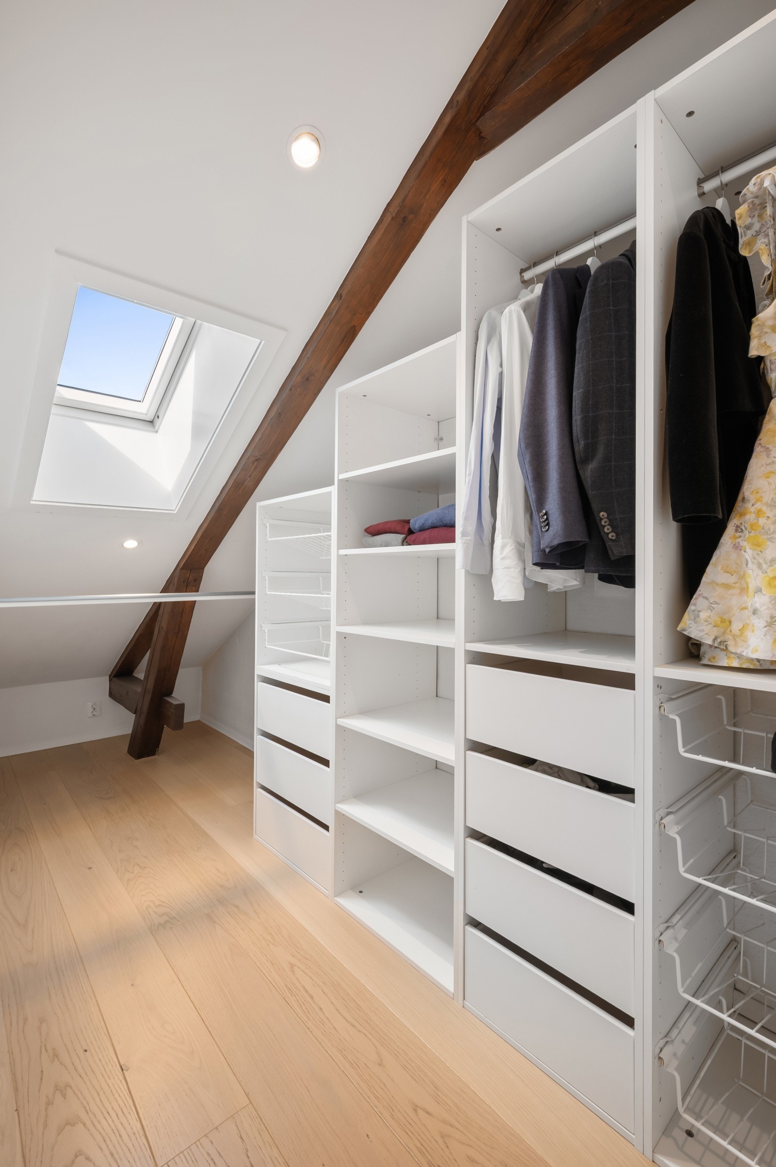 Praktisk walk-in-closet med rikelig lagringsplass. Galleribilde