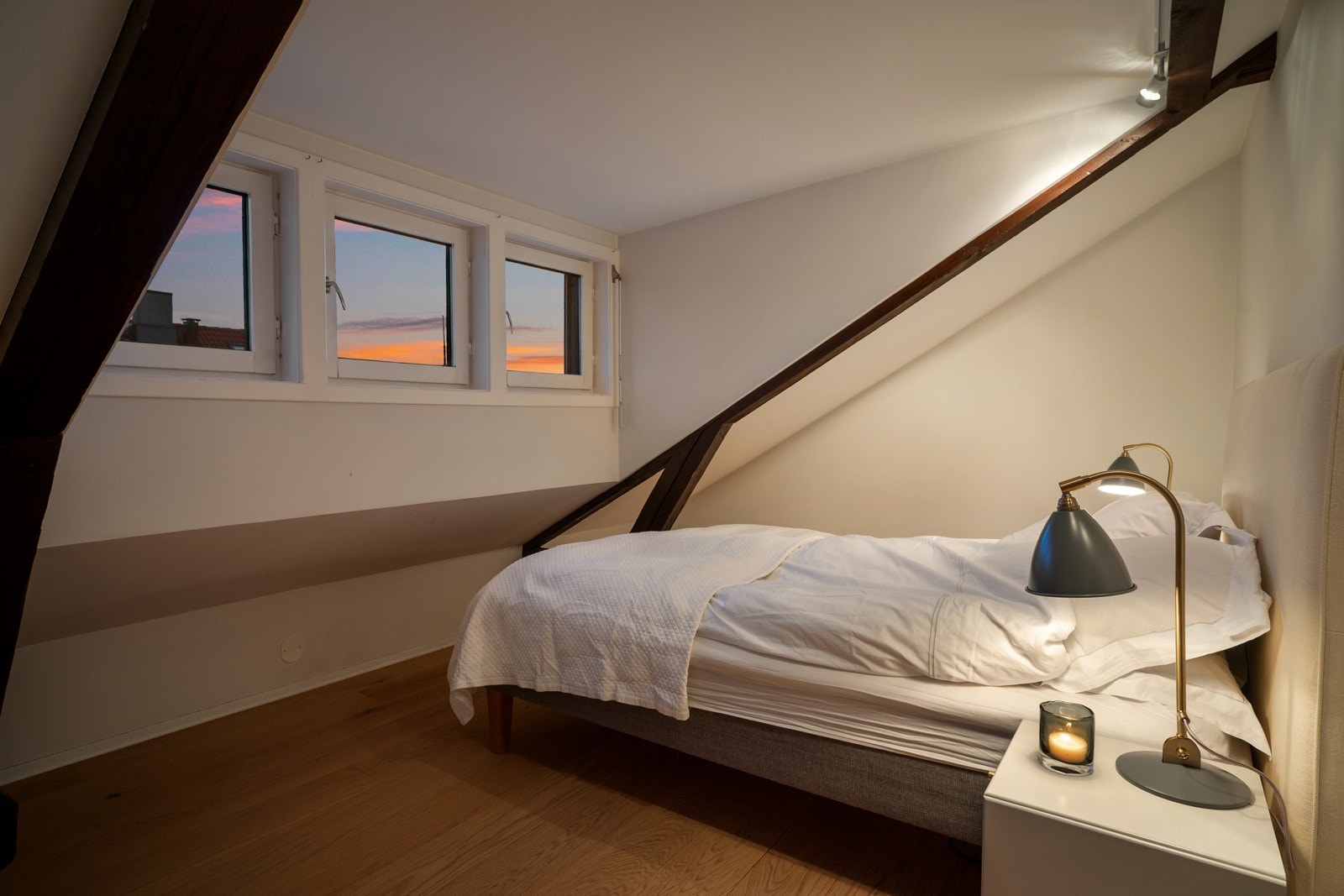 Hovedsoverom av god størrelse med plass til stort dobbeltseng med tilhørende møblement. Galleribilde