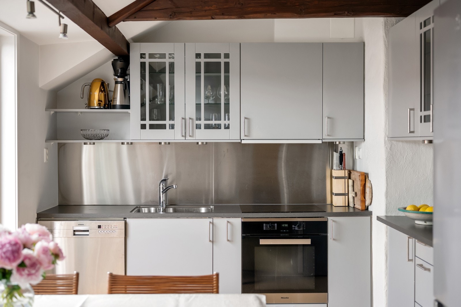 Innholdsrikt kjøkken fra Sigdal med integerte hvitvarer. Galleribilde