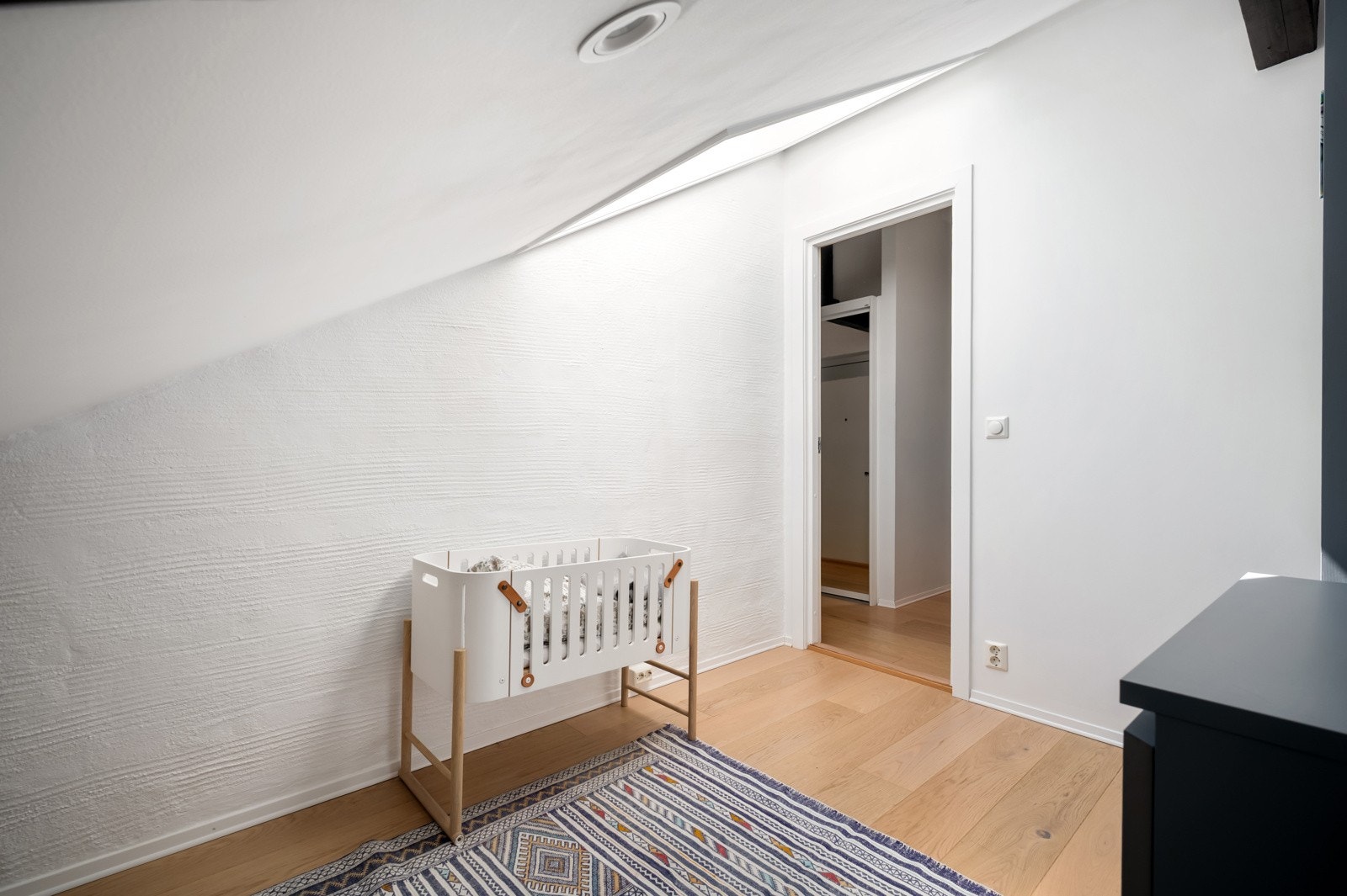 Fin plass til seng med tilhørende møblement - Lagringsplass på hems og i Walk-in-closet. Galleribilde