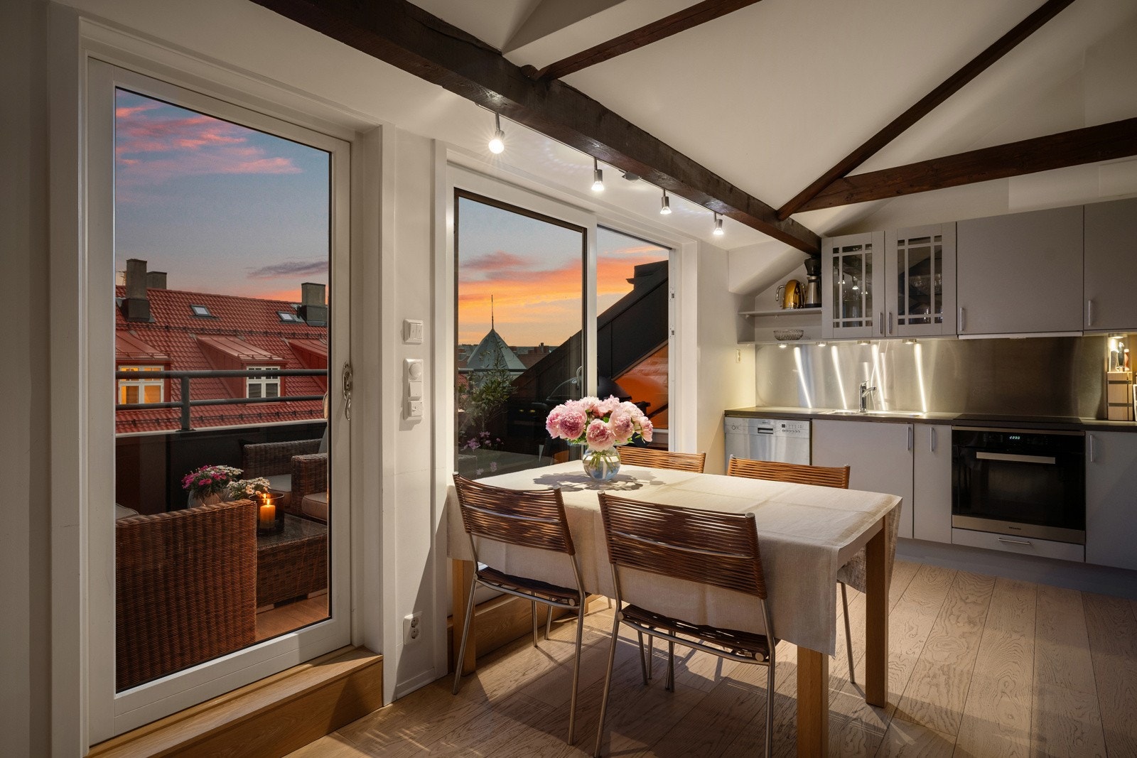 Innholdsrikt kjøkken fra Sigdal med fin plass til stort spisebord. Galleribilde