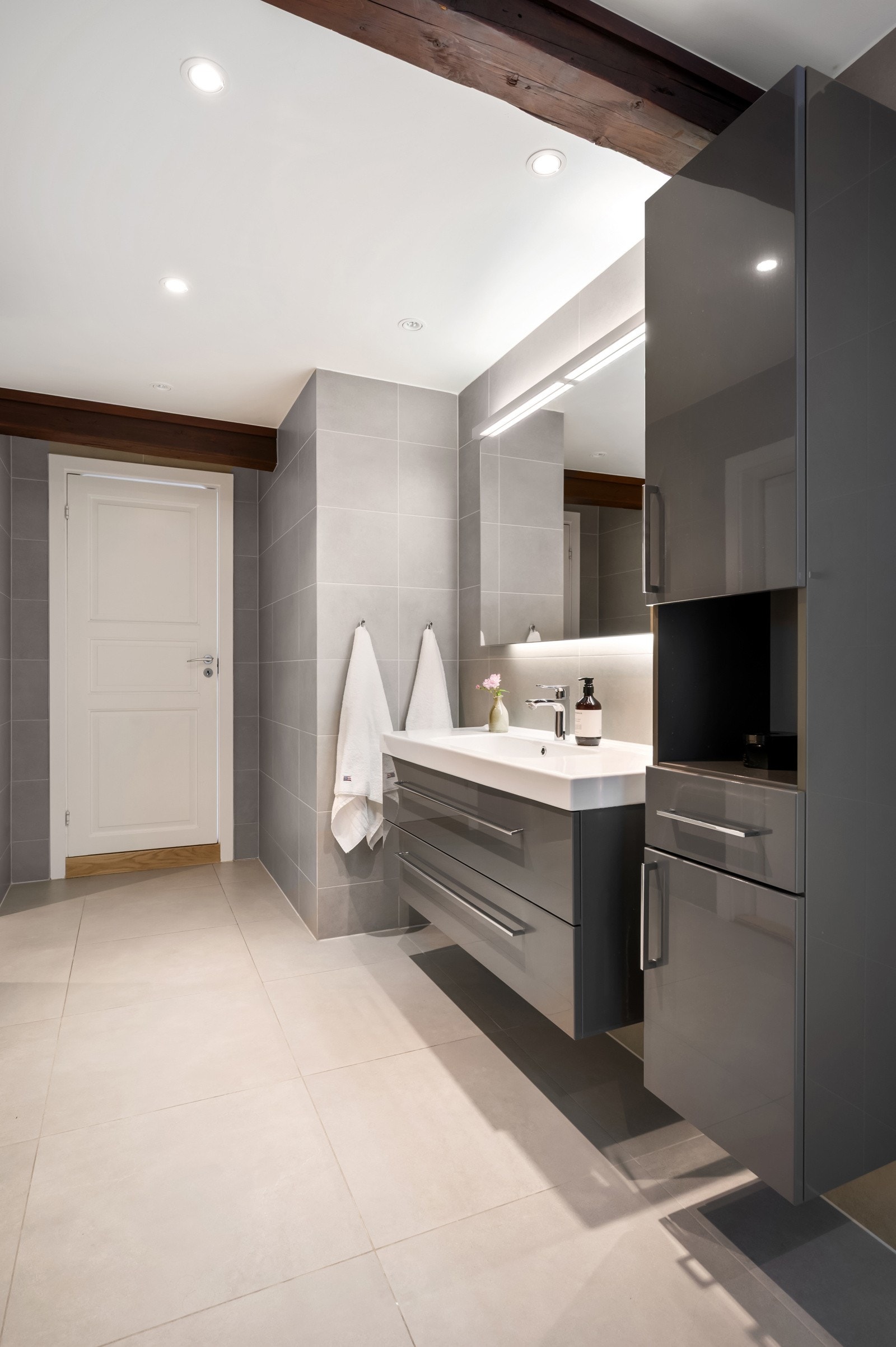 Delikat baderom med behagelig gulvvarme og godt med lagringsplss. Galleribilde