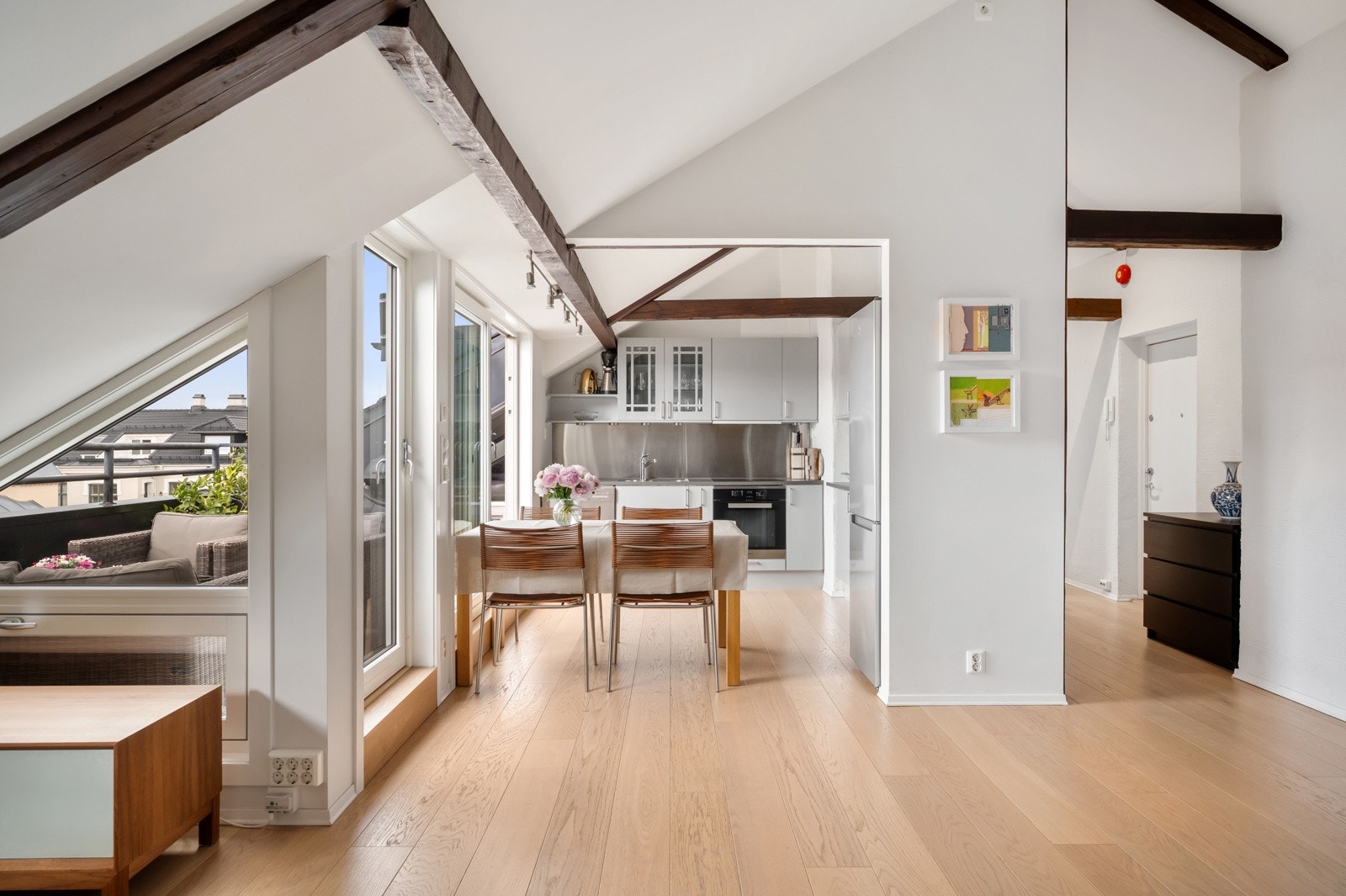 Fin plass til spisebord i overgangen mellom stue og kjøkken. Galleribilde