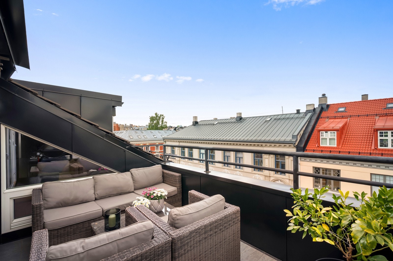 Sydvestvendt takterrasse på 8 m² med glimrende solforhold. Galleribilde