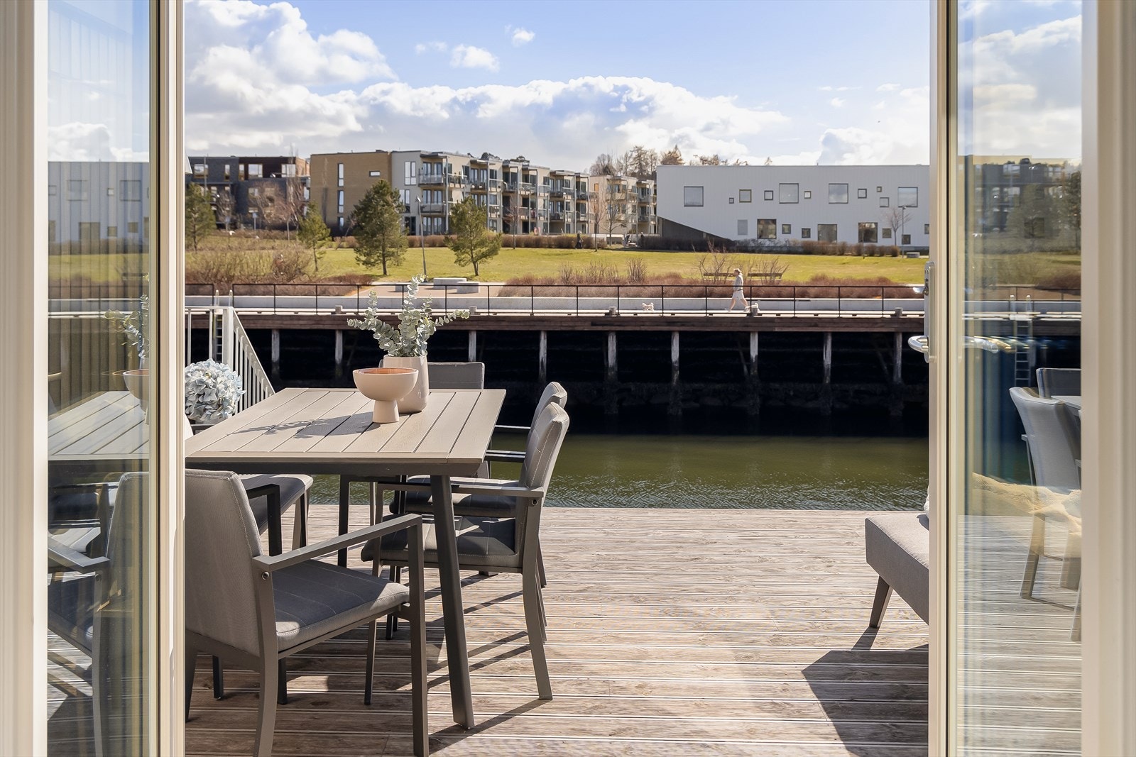 De store vindusflatene er gjennomgående i boligen og gir oppholdssonen en helt spesiell atmosfære. Galleribilde