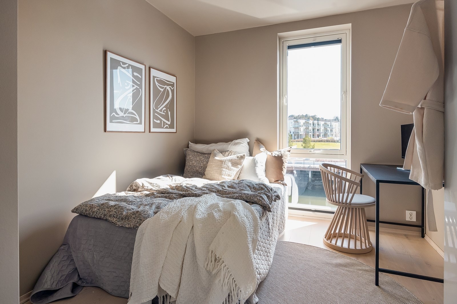 Soverommene er på hhv. 13,2m², 11,6m², 9,8m² og 8,6m². Galleribilde