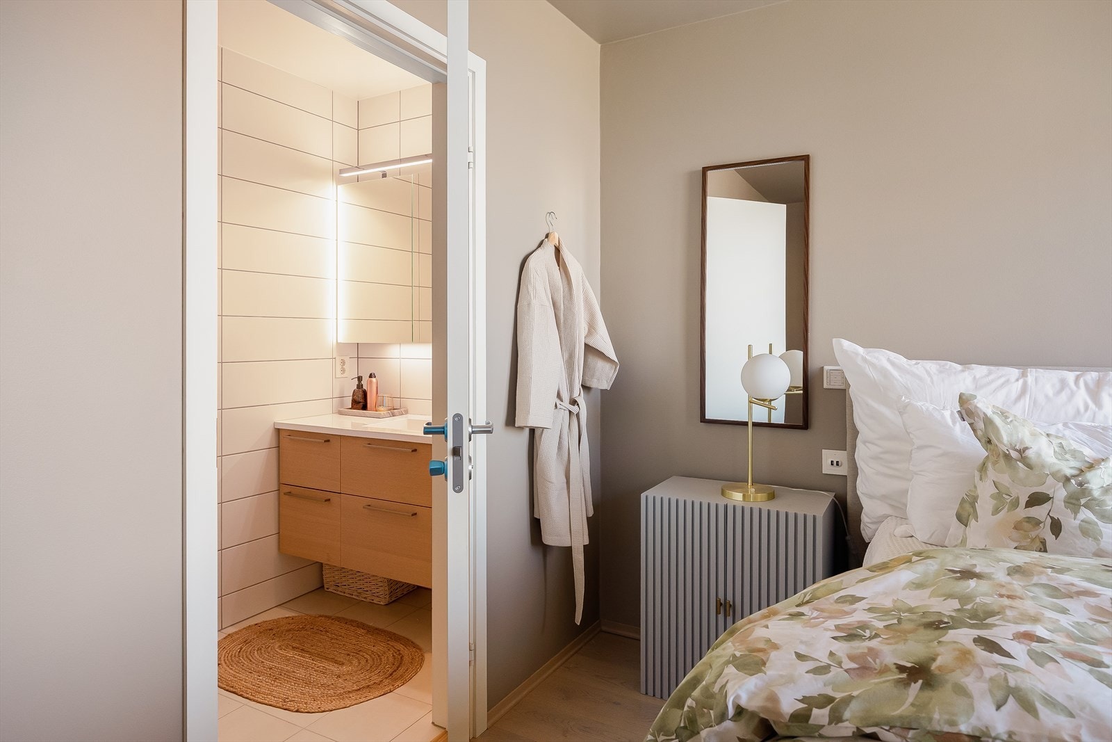 Avbildet hovedsoverom og "master-avdeling" har eget, privat bad i tilknytning. Galleribilde