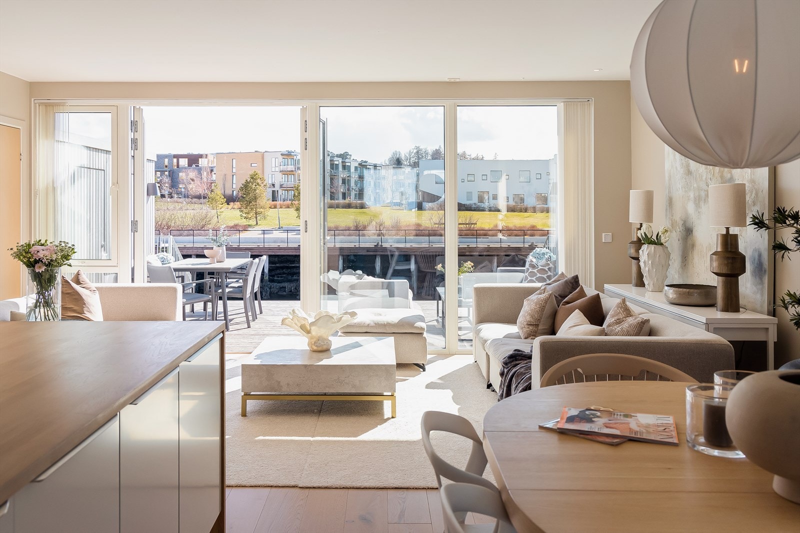 I tillegg medfølger det 2 stk p-plasser (én med elbil-lader) i felles parkeringsanlegg. Galleribilde