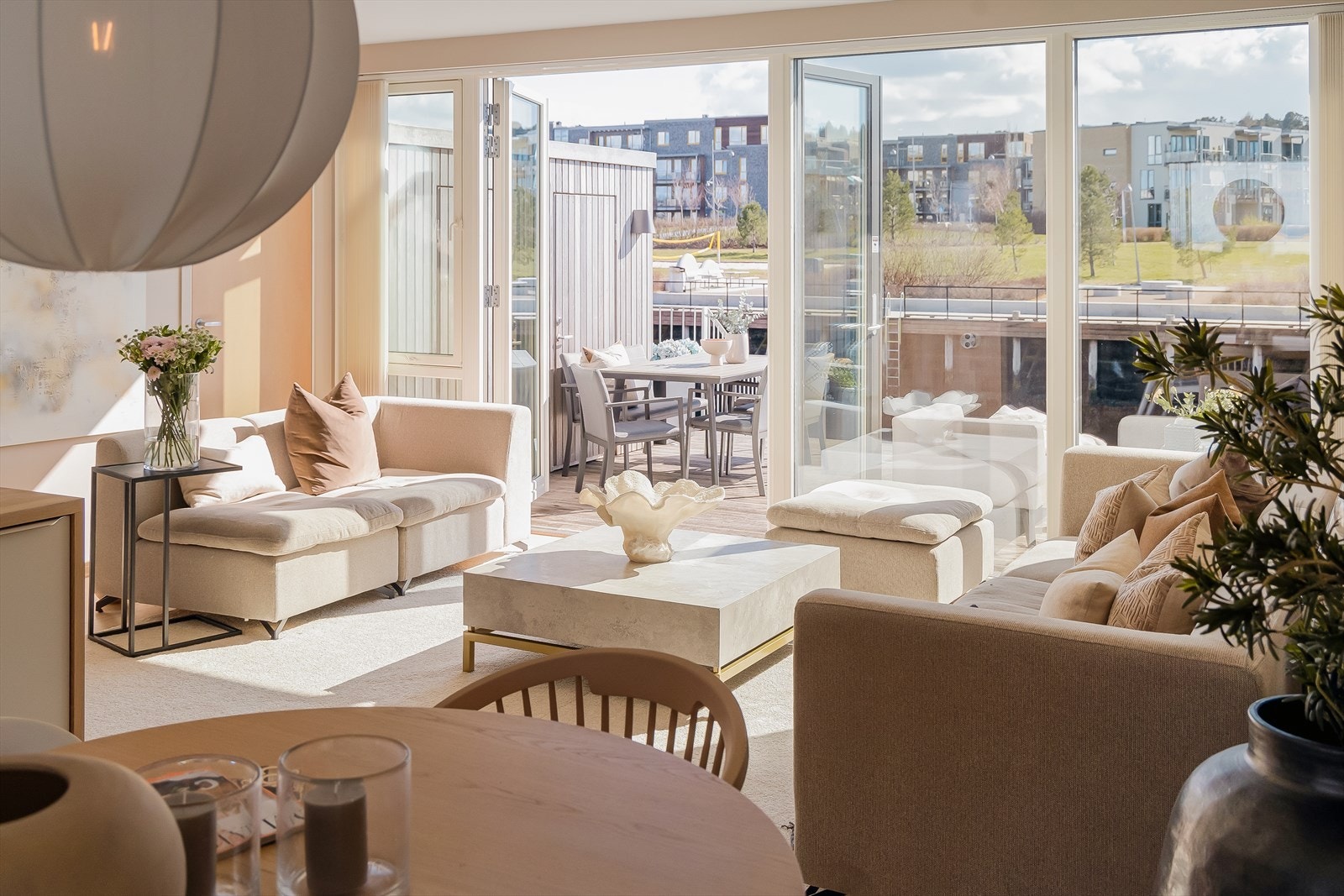 Det eksklusive inntrykket møter deg ved døra og følger deg uavbrutt gjennom boligen. Galleribilde