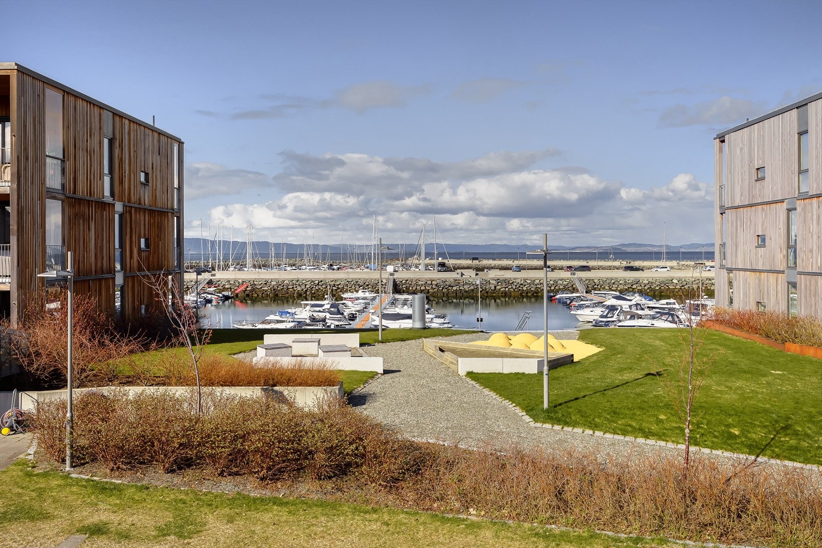 Boligen har som eneste kanalhus fri sikt til marinaen på Grilstad. Galleribilde