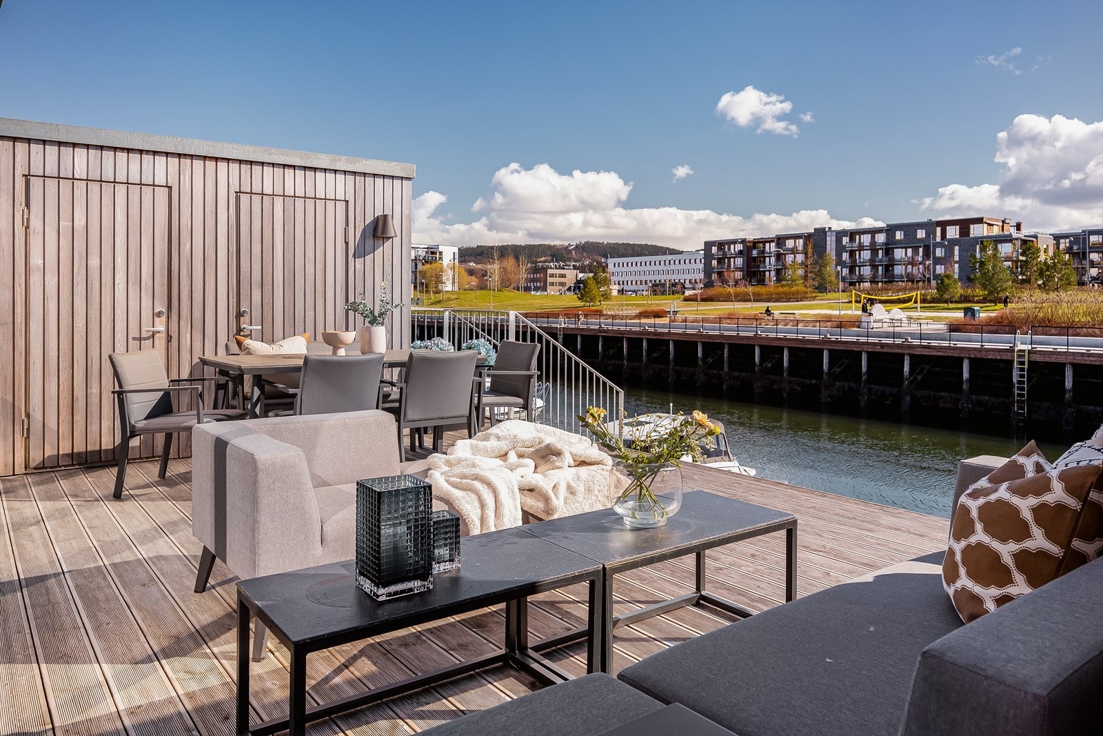 Boligen ligger nydelig til med egen privat brygge vendt mot kanalen på Grilstad. Galleribilde