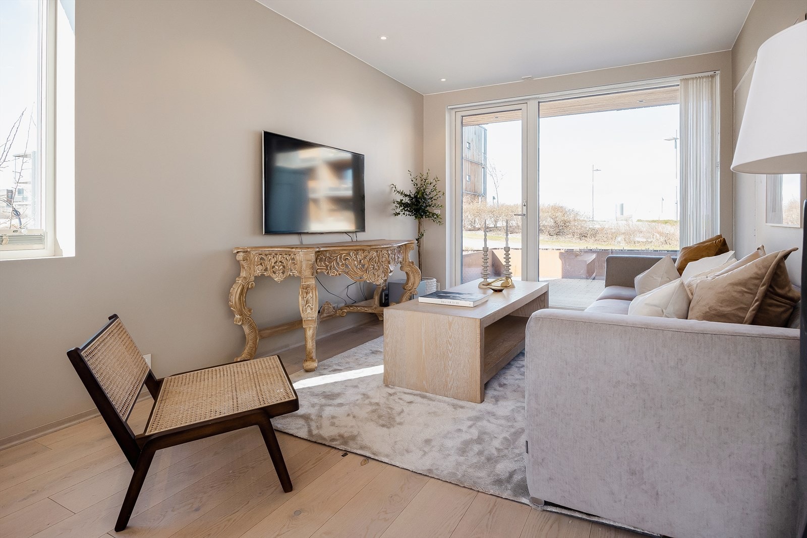 TV-stue ligger i egen sone tilbaketrukket fra kjøkken og hovedstue. Sameiet har kabel-tv/internettavtale som inkluderes i månedlige felleskostnader. Galleribilde