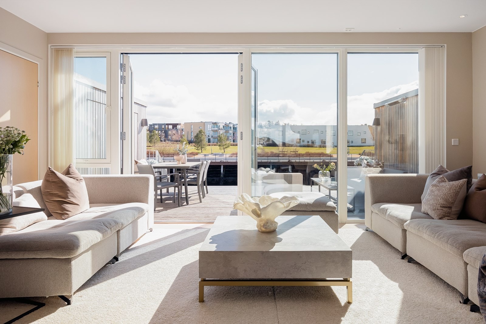 Rekkehuset har gjennomgående eksklusiv standard med påkostede materialer og innredninger. Galleribilde