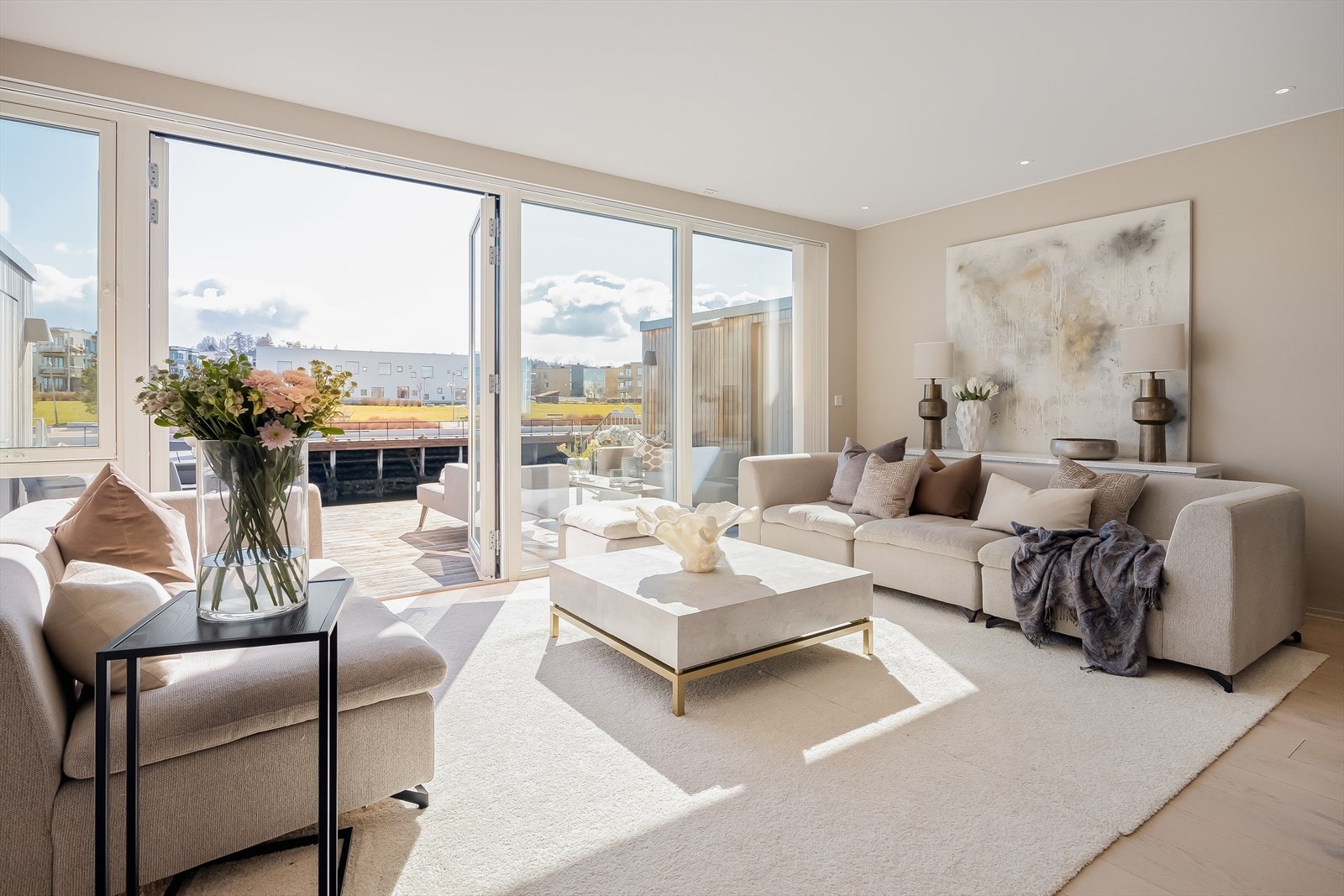 Boligen har en innholdsrik planløsning på hele 148m² med bl.a. to stuer, tre bad, 4 soverom og rikelig med bodplass. Galleribilde