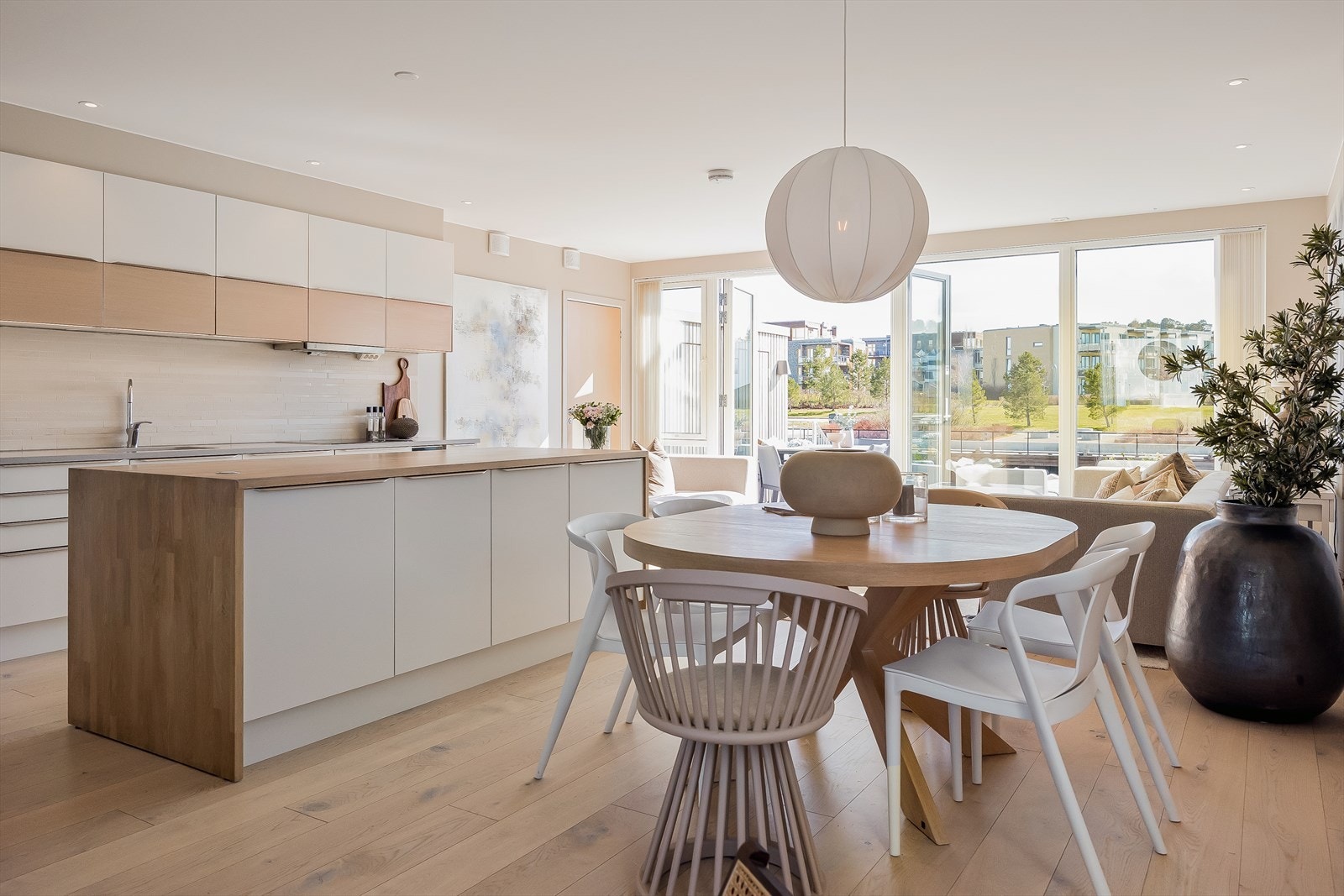 Kjøkkenets design er stilrent og tidløst. Kjøkkenøya fungerer som en naturlig romdeler, og har i tillegg godt med oppbevaringsplass. Galleribilde