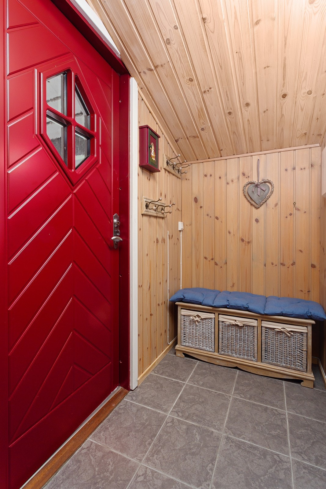 I entréen har man rikelig med plass for oppheng og oppbevaring av yttertøy og sko. Galleribilde