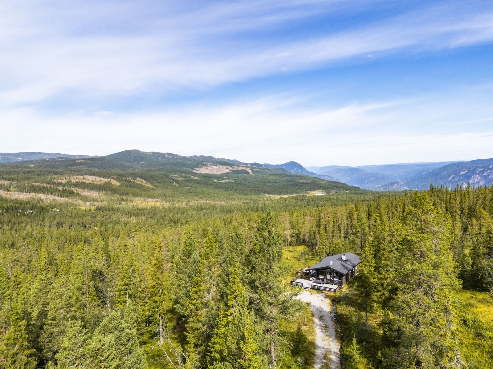 Eiendommen ligger idyllisk til på Stavn i Flå kommune, med flott utsikt og direkte tilgang til fjell og skog. Galleribilde
