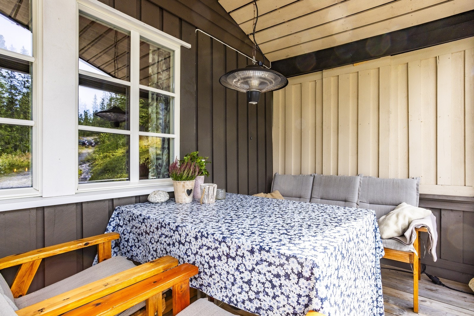 Deler av terrassen er overbygget, noe som gir en lun og hyggelig sitteplass. Galleribilde