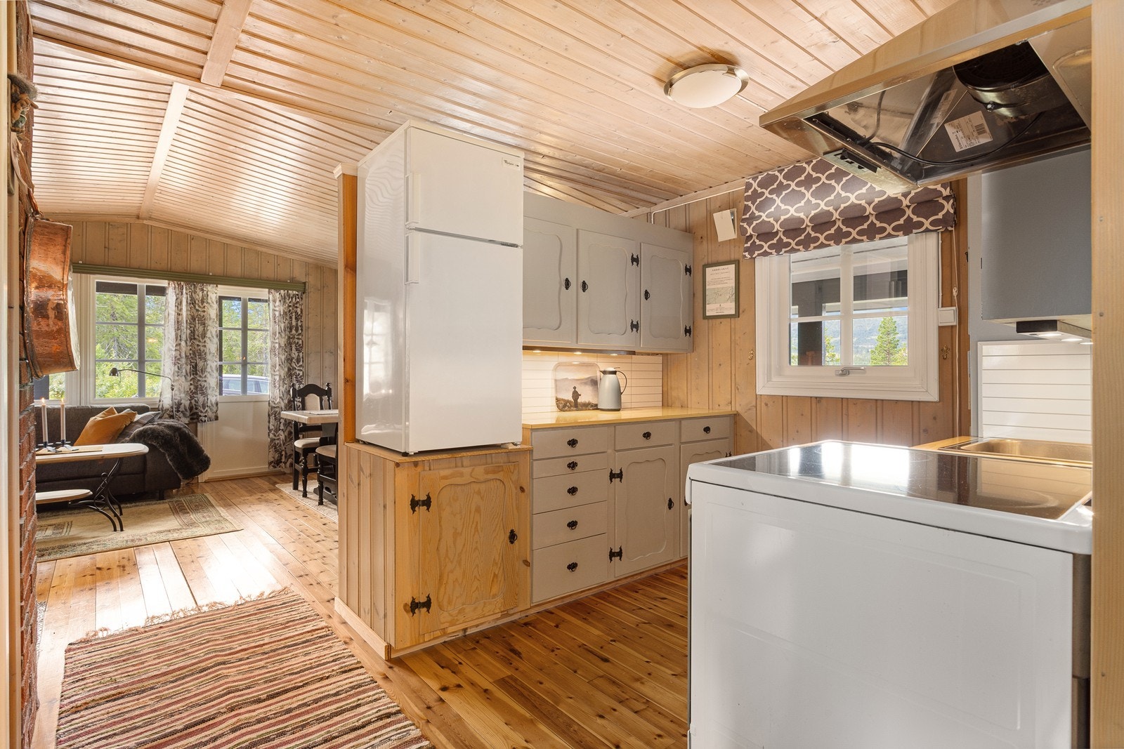 Kjøkkenet ligger i en delvis åpen løsning mot stuen. Galleribilde