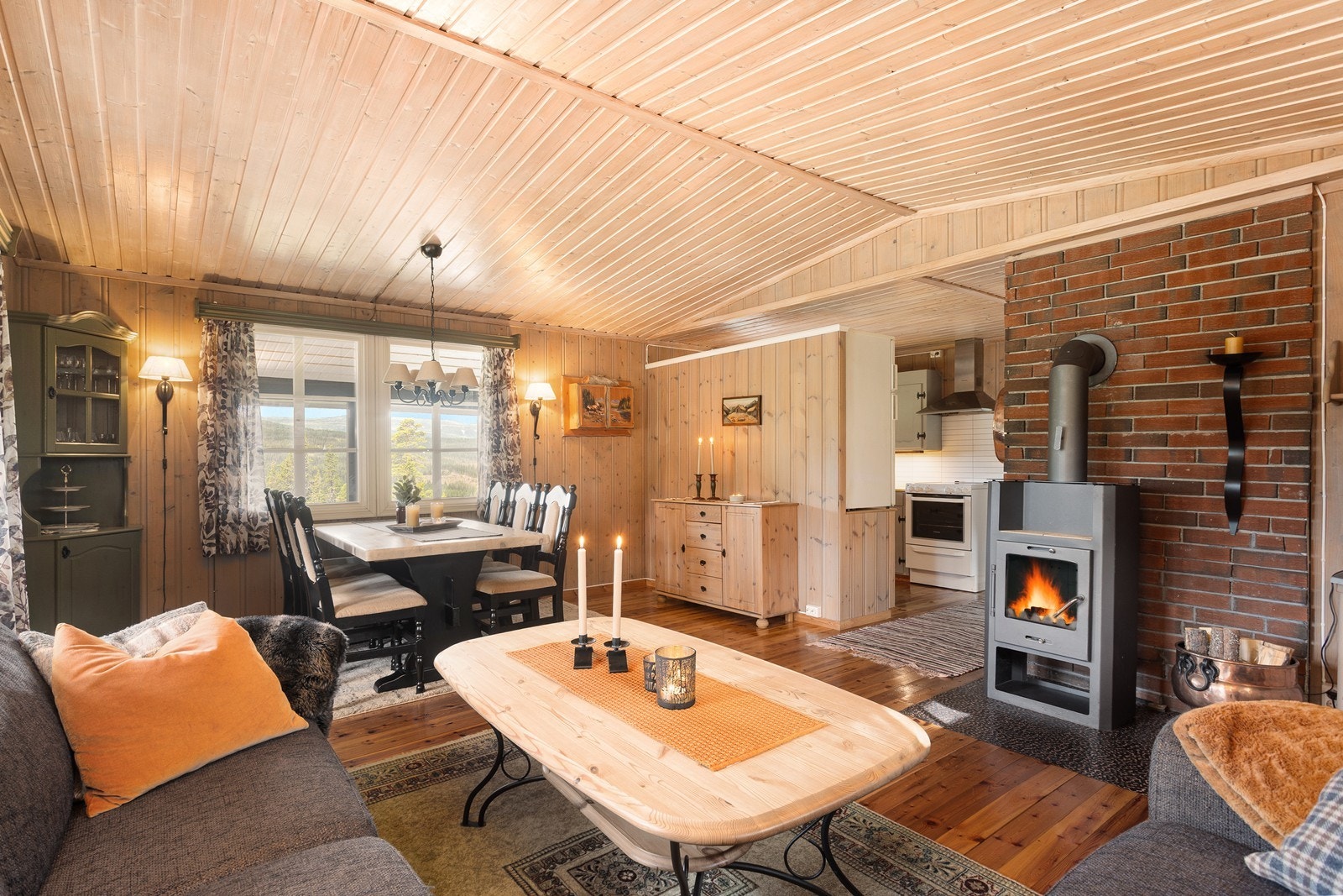 Peisen bidrar til varme og kos på kjølige dager. Galleribilde