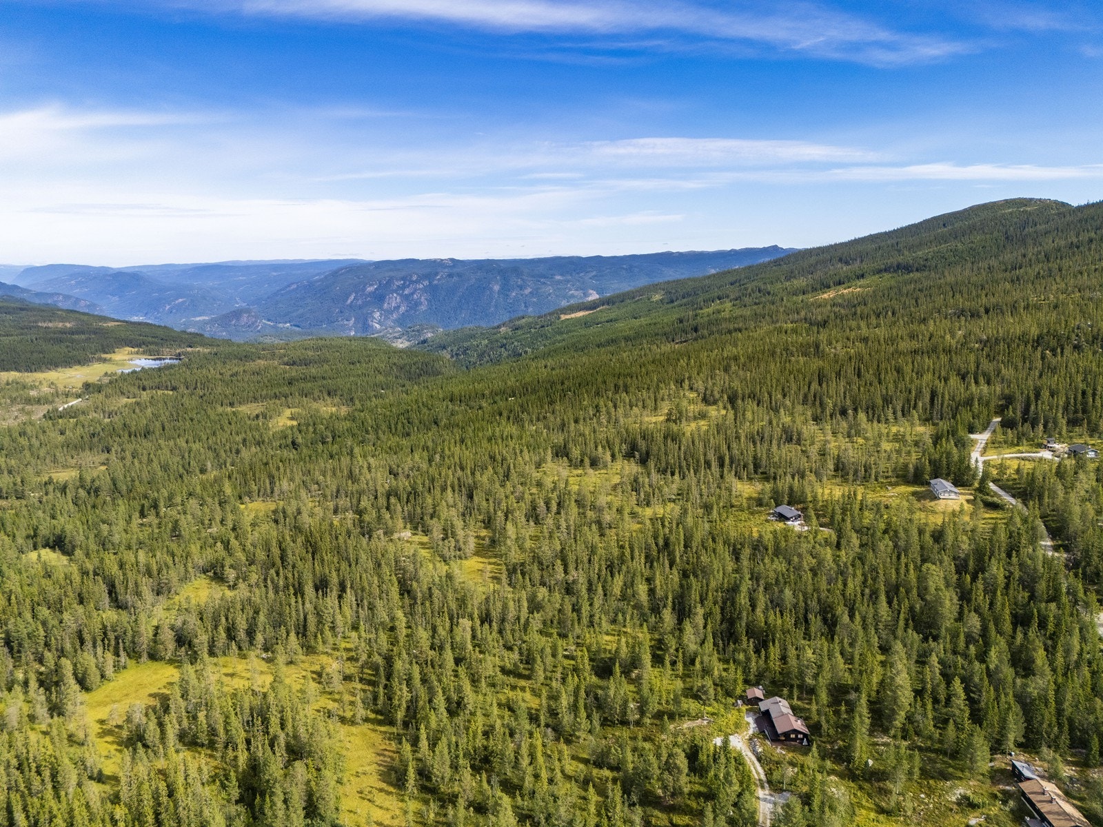 I nærheten finner du merkede DNT-stier, milevis med skiløyper om vinteren og kort vei til Haglebu med alpinanlegg og serveringssteder. Galleribilde