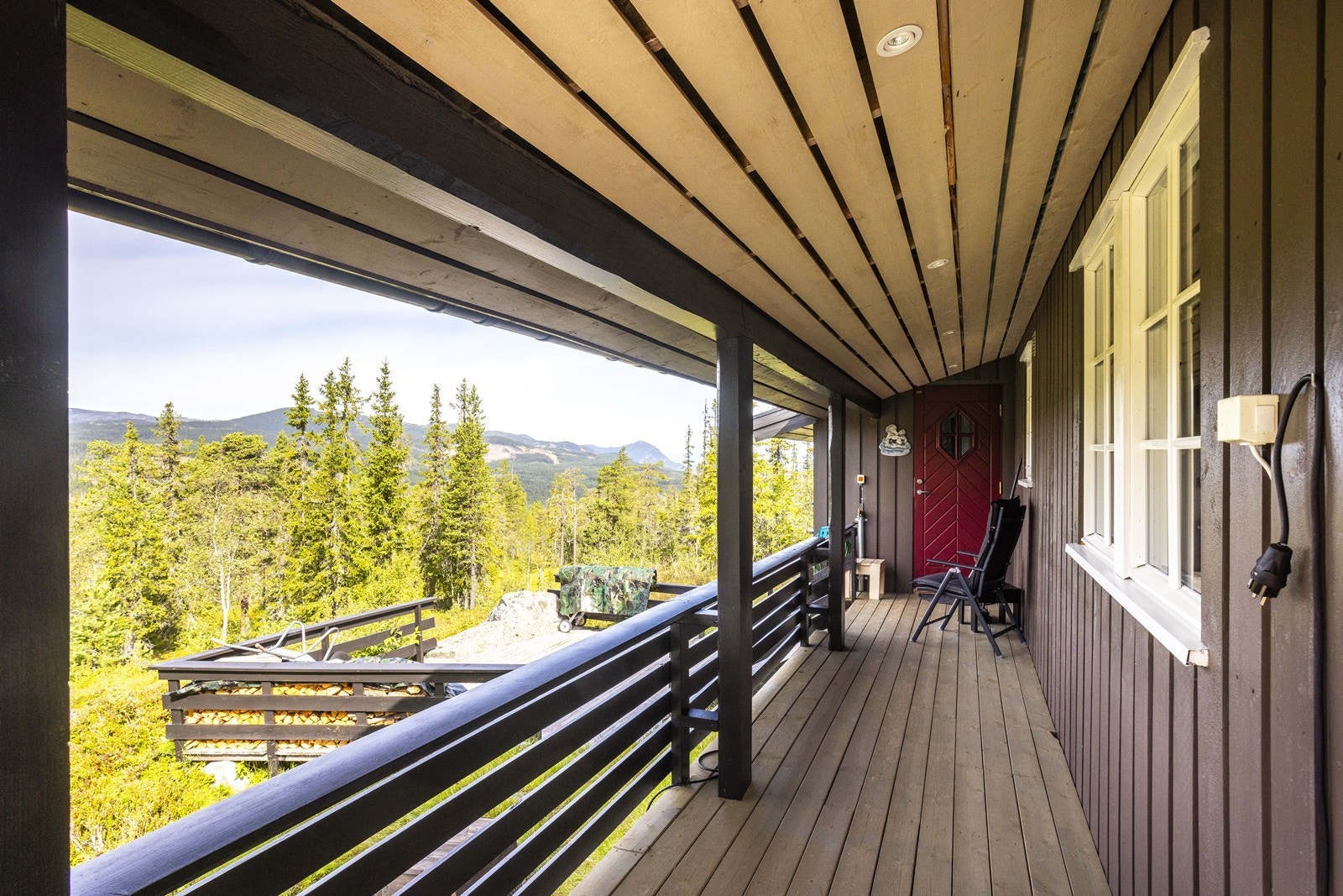 Terrassen strekker seg langs sider og gir rom for ulike soner etter behov. Galleribilde