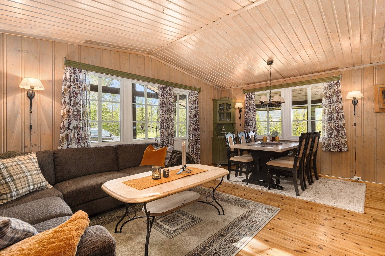 Hyggelig og romslig stue med plass til både sofa- og spisegruppe. Galleribilde