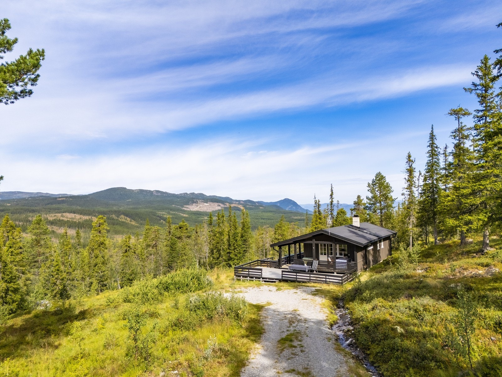 Det er adkomstvei helt frem og parkeringsmulighet like ved hytta. Galleribilde