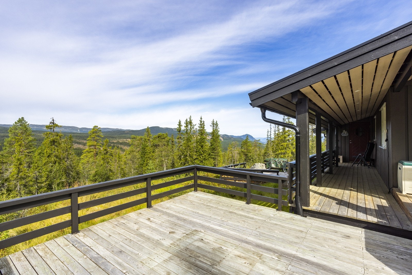 En skjermet uteplass med fritt utsyn over de vakre omgivelsene. Galleribilde