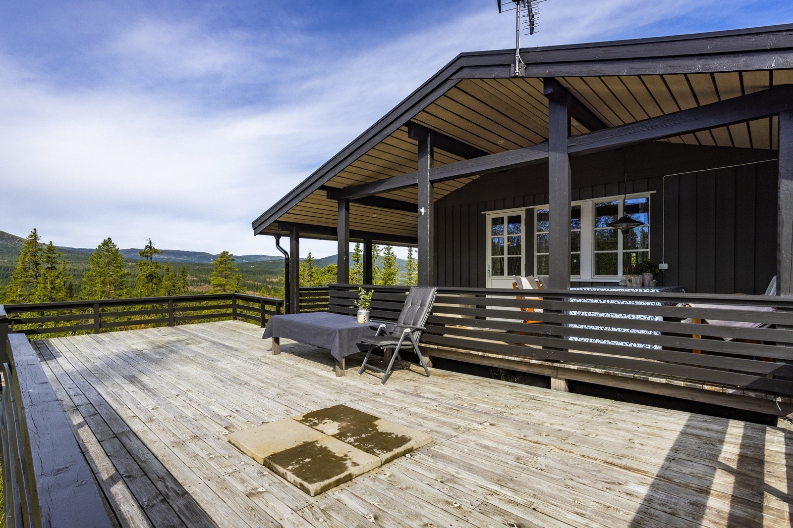 Terrassen i ulike nivåer er perfekt for både avslapning og sosiale stunder i vakre omgivelser. Galleribilde