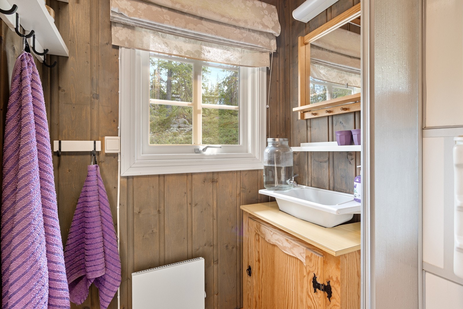 Praktisk hygienerom med vaskebalje og enkelt dusjkabinett med pumpedusj - ikke innlagt vann eller avløp. Galleribilde