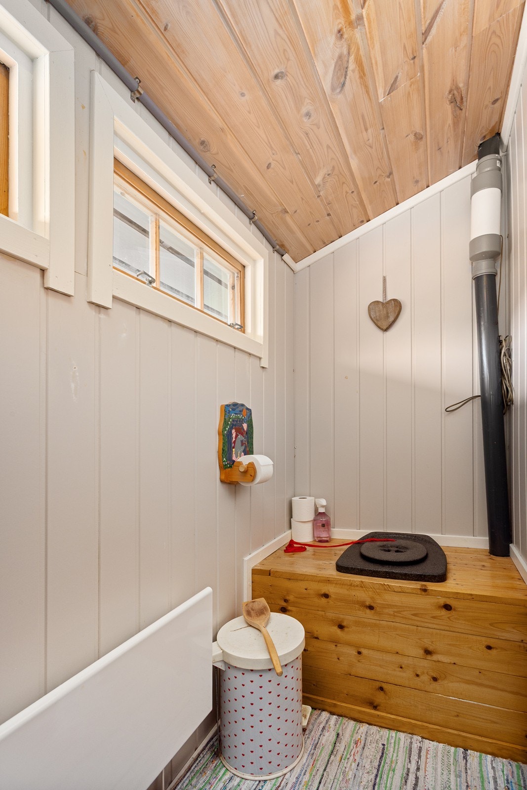 Utedo har en praktisk plassering med innvendig adkomst fra entré. Galleribilde