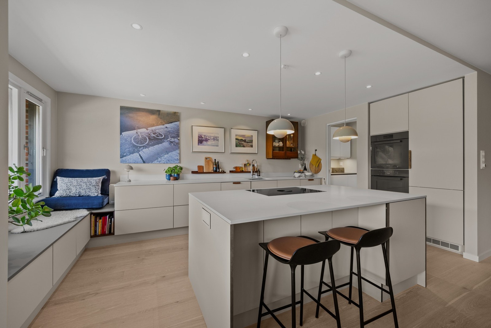 Pent kjøkken med åpen løsning. Galleribilde