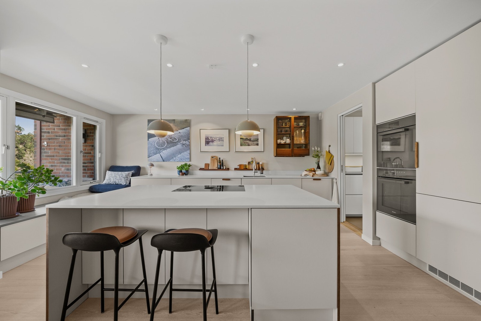 DESIGNA-kjøkken med moderne hvitevarer og induksjons-platetopp. Galleribilde