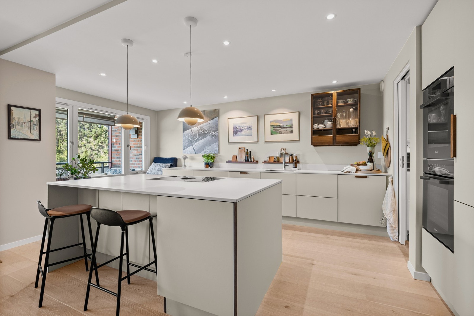 Praktisk kjøkkenøy med spiseplass som skaper en funksjonell og hyggelig ramme for hverdagen. Galleribilde