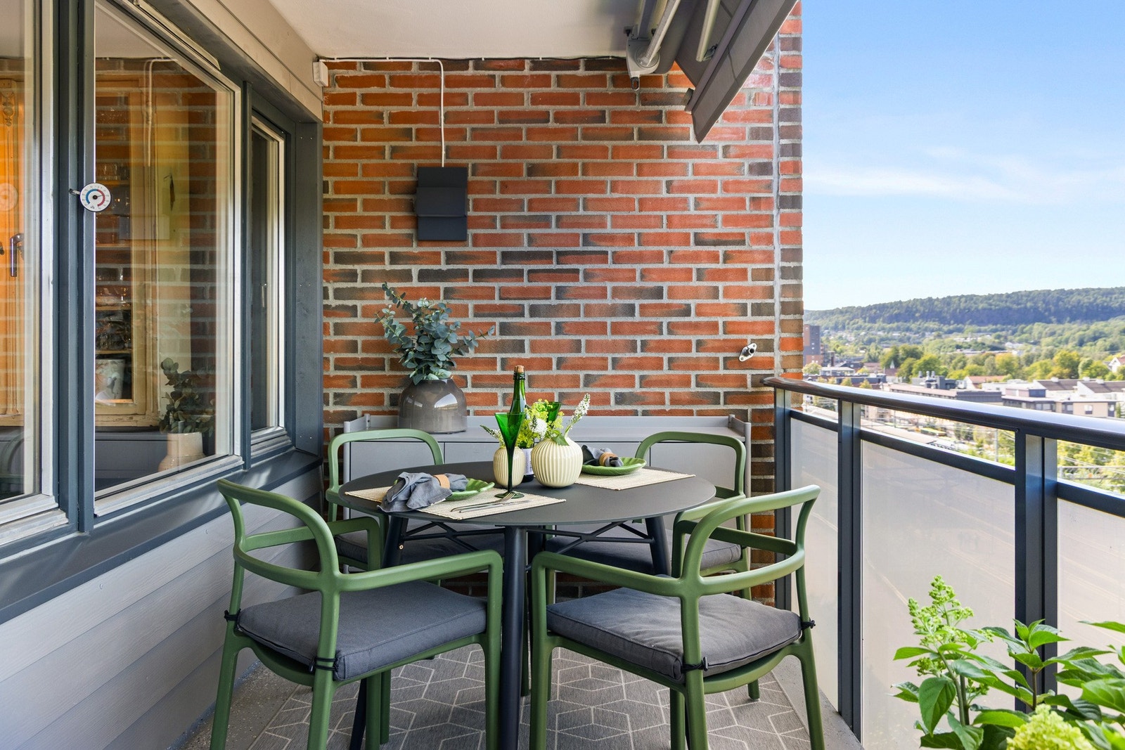 Ny markise med motor/trådløs betjening og automatisk vindsensor. Galleribilde