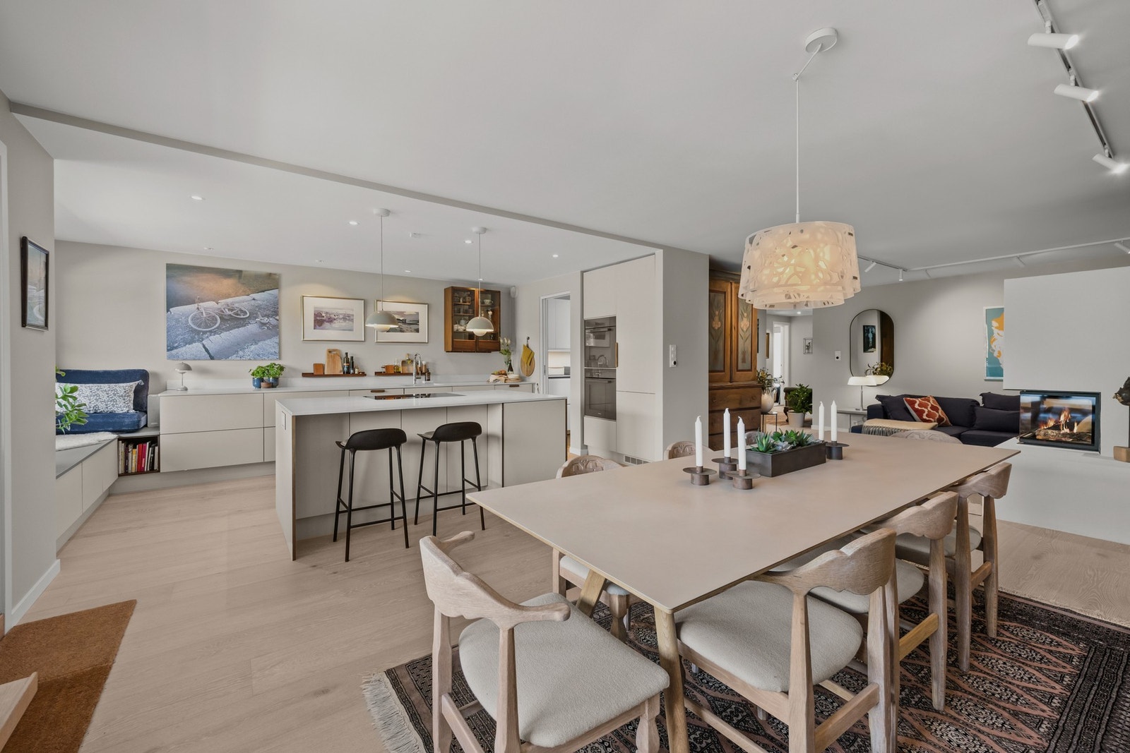 Velkommen til Lychesvingen 28 presentert av eiendomsmegler Edvard Chapsang v/EIE eiendomsmegling avdeling Bærum. Galleribilde