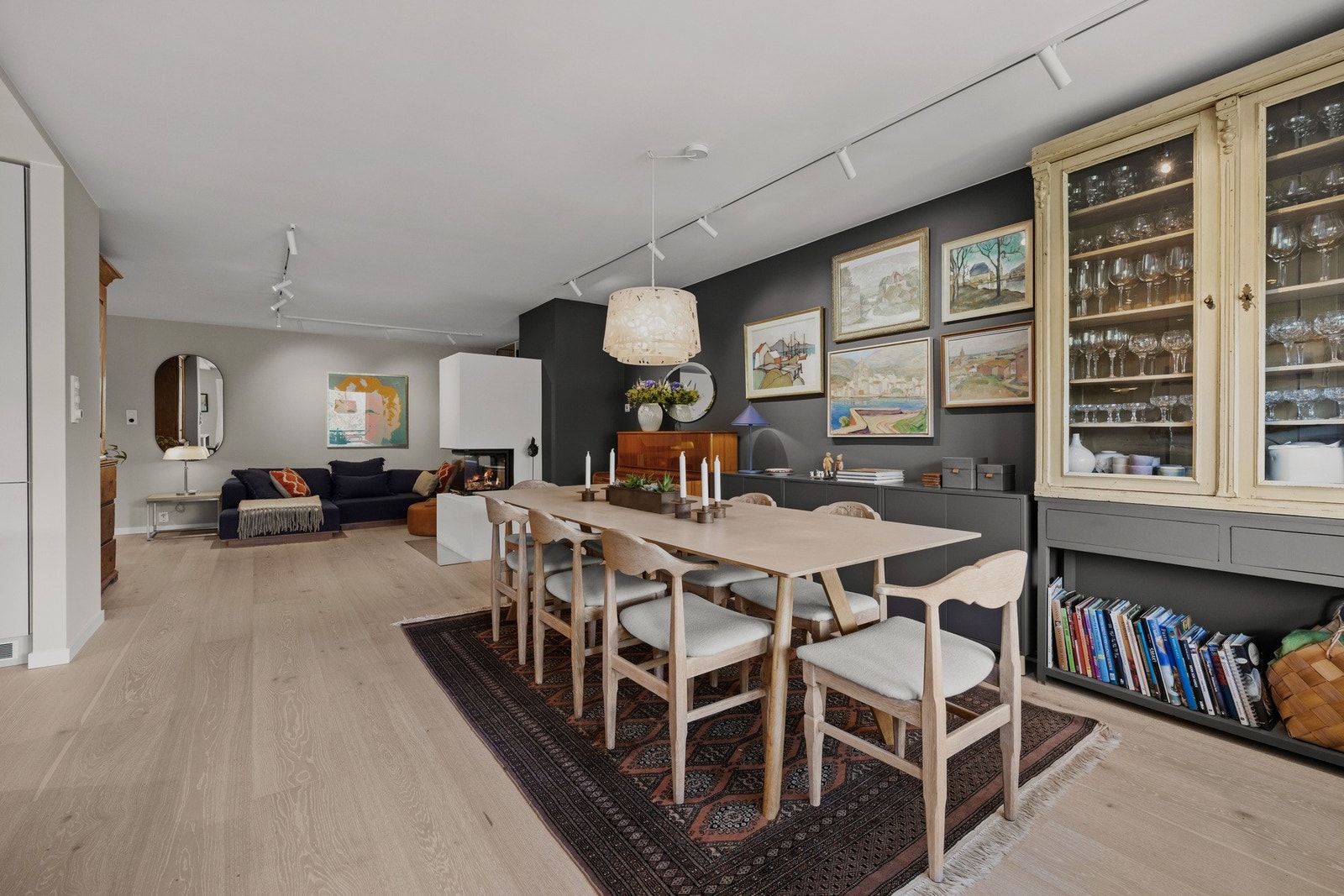 Spisestuedelen er en naturlig forlengelse av stuen og gir god plass til både hverdagsmåltider og større selskap. Galleribilde