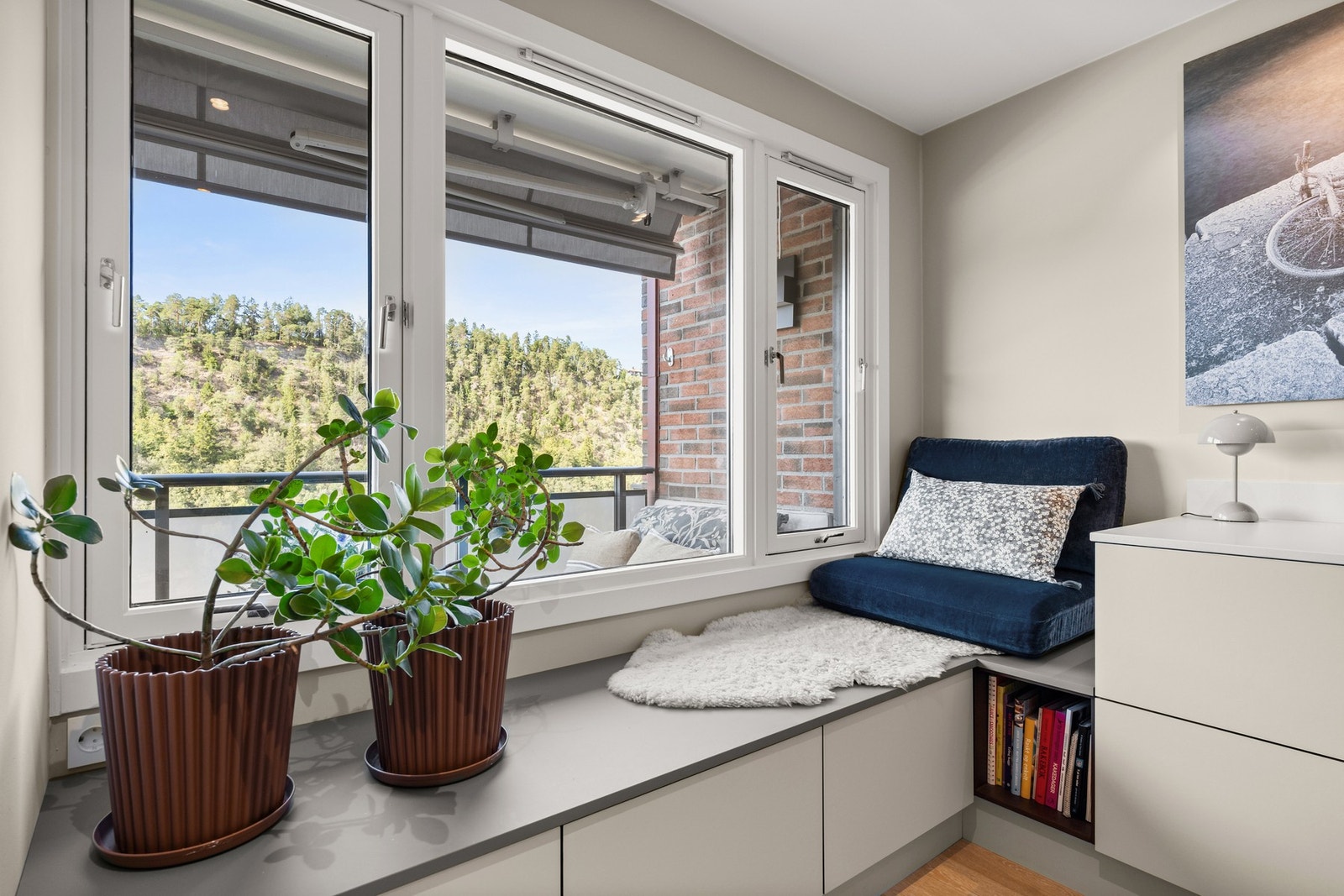 Ved kjøkkenet finner du en koselig sittekrok med nydelig utsikt mot grønne omgivelser. Galleribilde