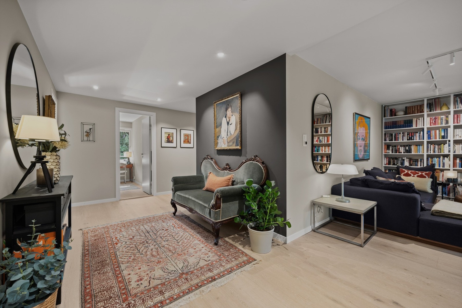 Dette er en delikat og lekker 5-roms leilighet med flott utsikt og solrike uteområder. Galleribilde