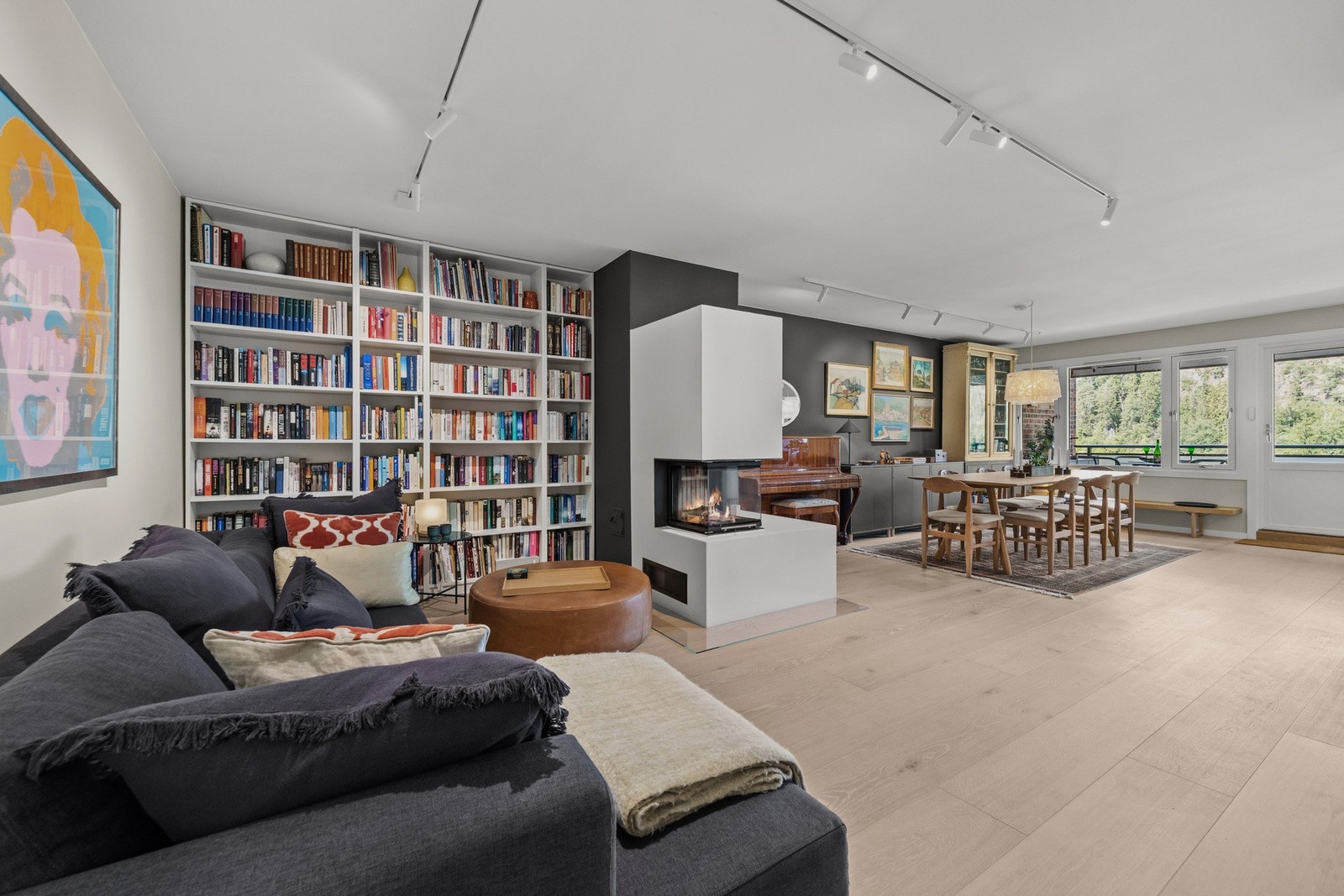 Leiligheten har en svært åpen og luftige planløsning med en sosial atmosfære. Galleribilde